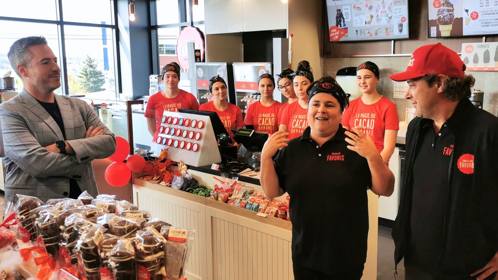 «Je suis très heureuse de maintenant faire partie de la famille de Chocolats Favoris», a indiqué Marie-Pierre Bernard, co-propriétaire du nouveau comptoir de Saint-Georges, qui a été inauguré aujourd'hui.