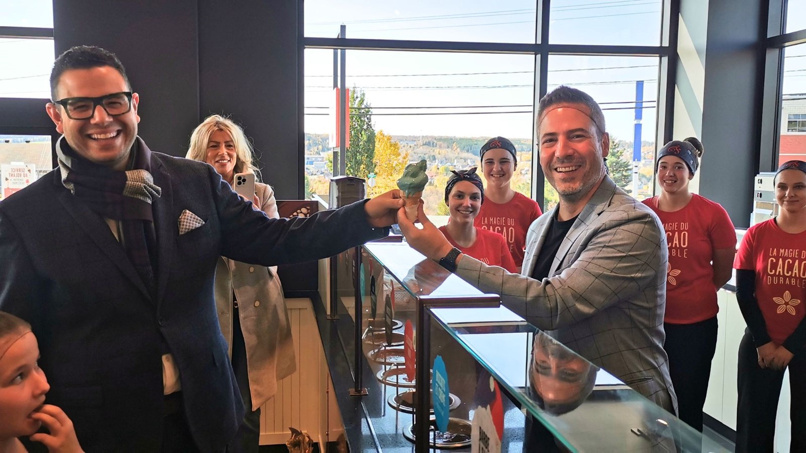 C'est le député de Beauce-Sud, Samuel Poulin, qui a été le premier client. Il a été servi par le président de Chocolats Favoris, Dominique Brown.