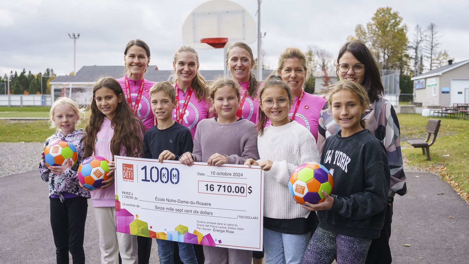Les sportives accompagnés de la directrice de l'établissement Marie-Ève Therrien et de plusieurs élèves