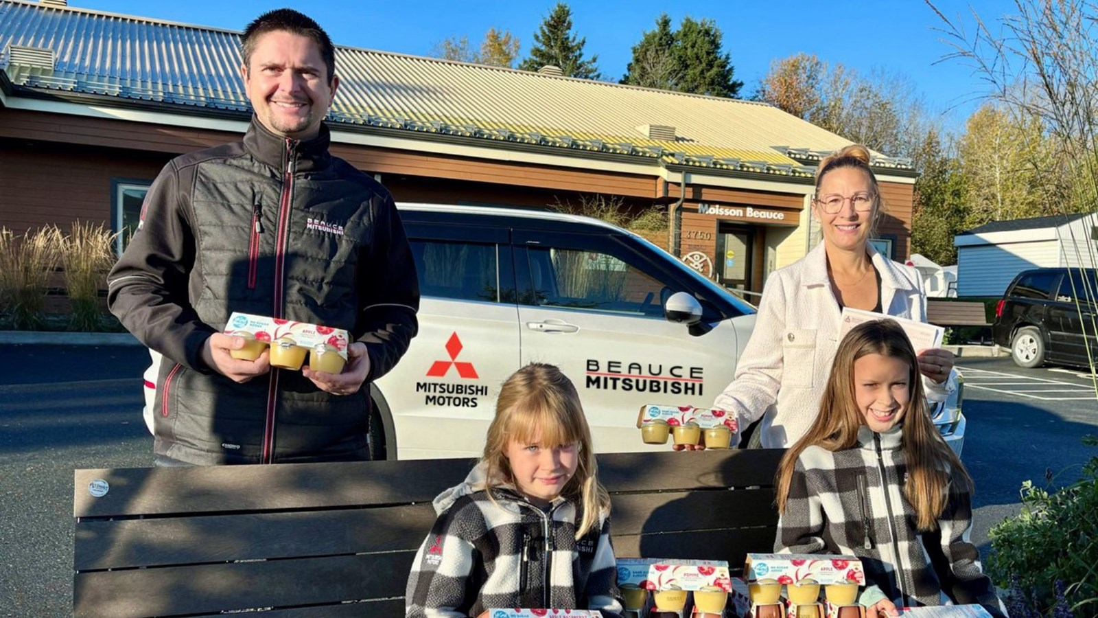 De gauche à droite, David Lessard, directeur de Beauce Mitsubishi, Juliette et Amélia, filles de M. Lessard, et Lisa Faucher, directrice générale adjointe chez Moisson Beauce, lors de la remise des collations.