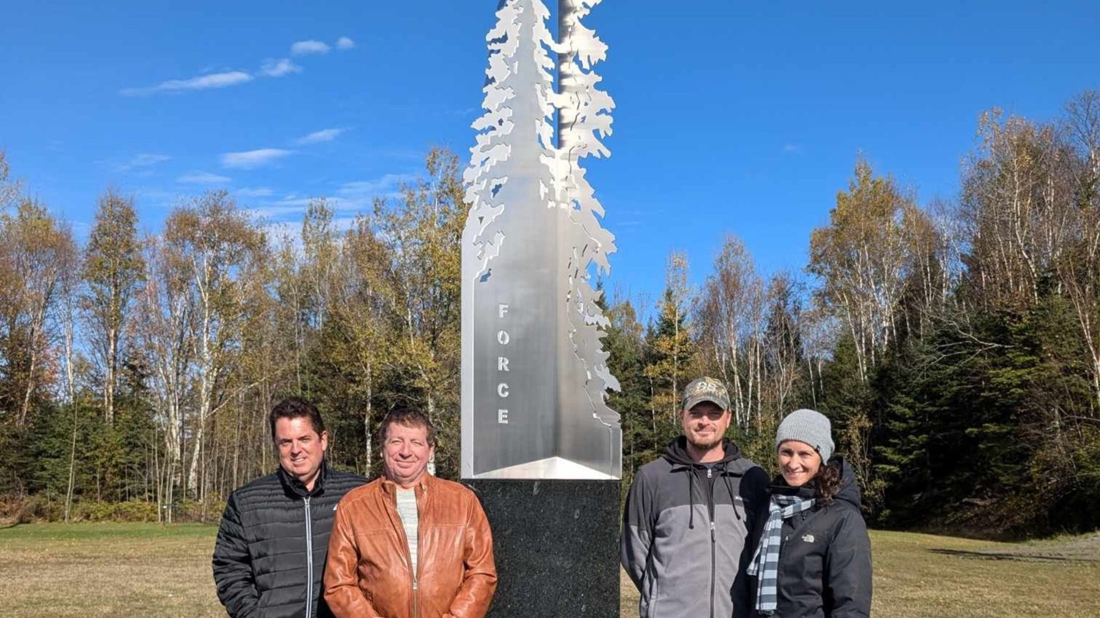 De gauche à droite, Jean Bernier, maire de Sainte-Rose-de-Watford, Jeannot Provençal, de l'entreprise Précisions Provençal, ainsi que Jean François Maheux et Nadia Mercier, artistes chez Maheux-Mercier.