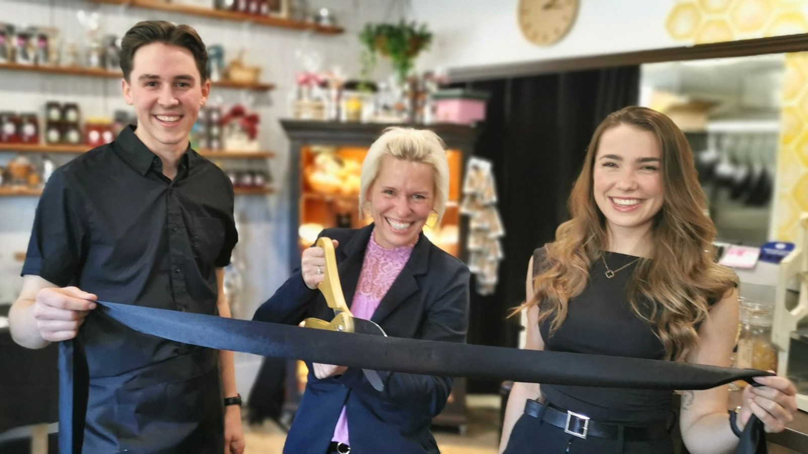 La propriétaire de La Miellerie de Sophie, Sophie Roy, avec ses acolytes du restaurant La Ruche & Gourmandises, Jérémie Lessard, et Noémie Richter.