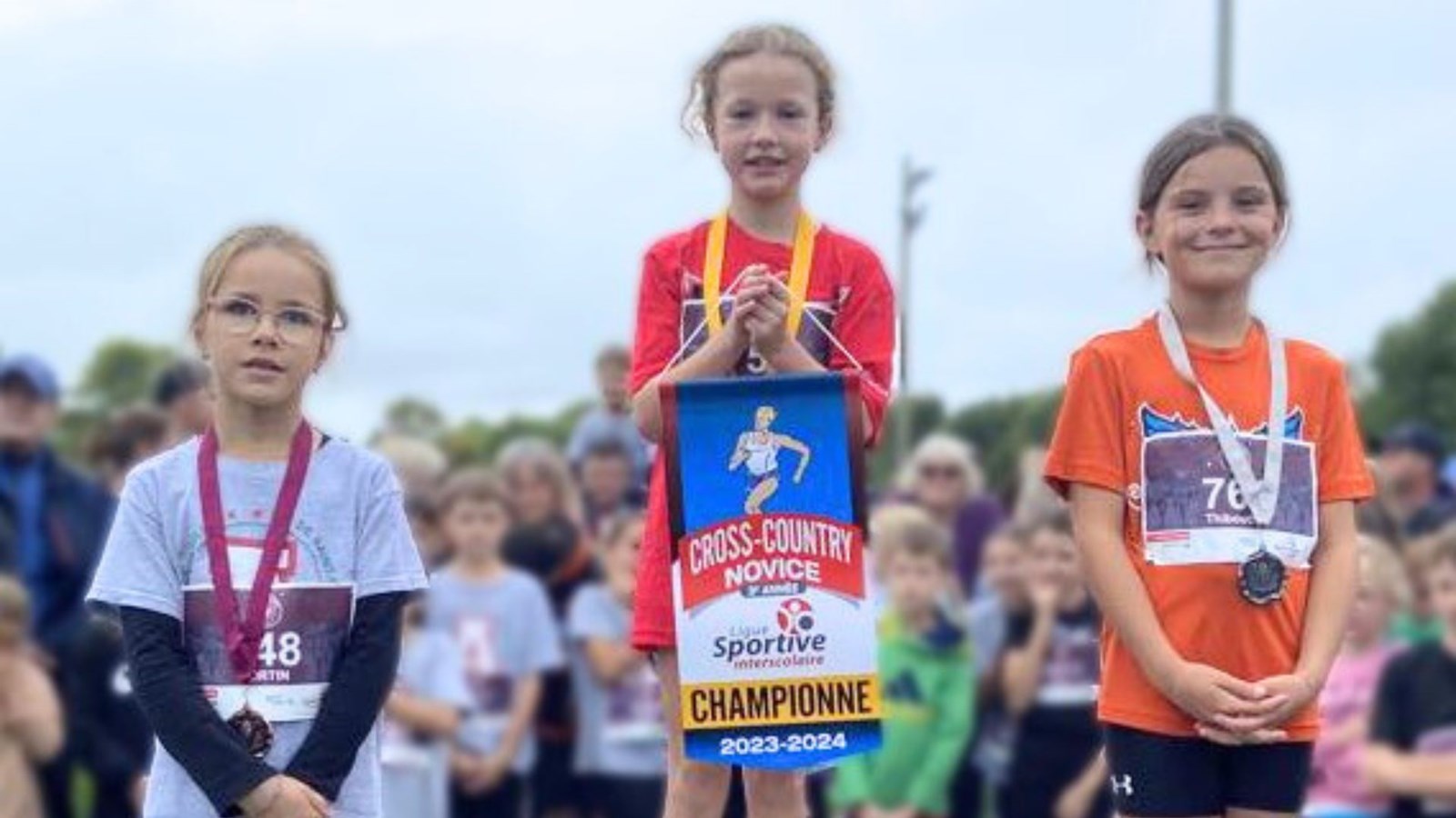 Podium Novice féminin 3e année (1 km): 1- Camille Paré/L’Enfant-Jésus, 2- Noémie Thibouthot/Étincelle, et 3- Léa Fortin/L’Aquarelle de Saint-Bernard.