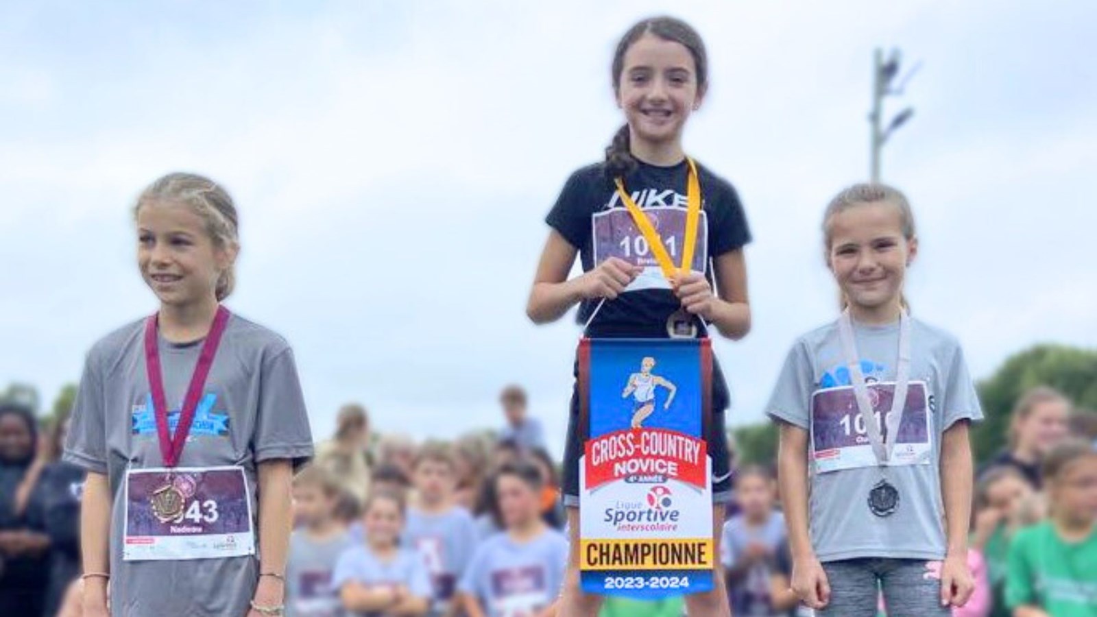Podium Novice féminin 4e année (1 km): 1- Clara Breton/La Source, 2- Arielle OuelletLa Source, et 3- Charlotte Nadeau/Louis-Albert-Vachon.
