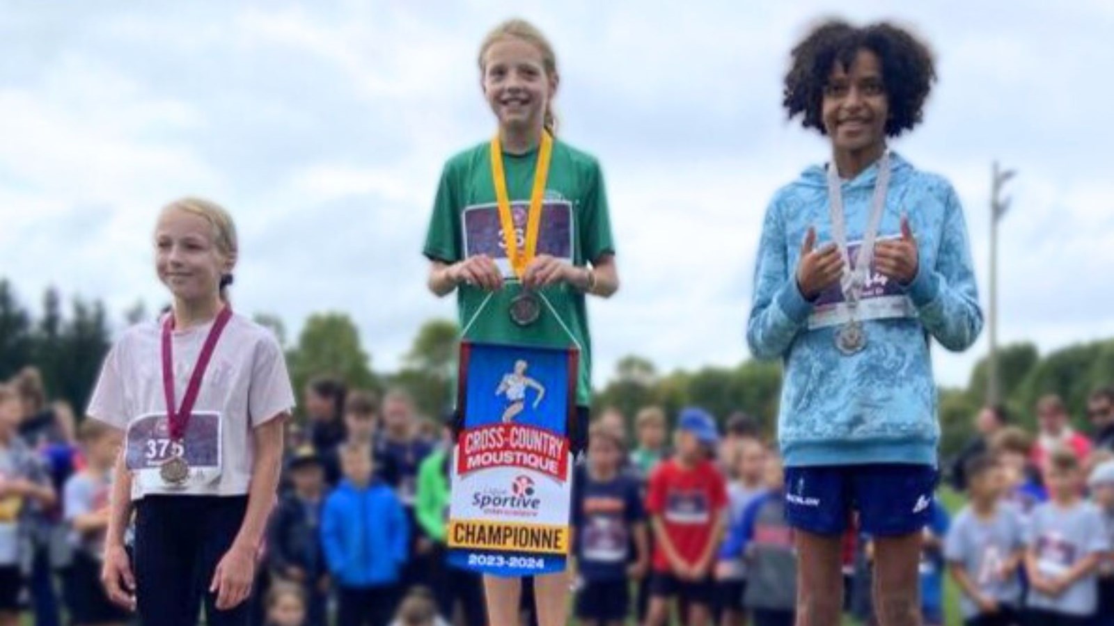 Podium Moustique féminin (2 km): 1- Florence Veilleux/Deux-Rives (Lacroix), 2- Yasmine Essaai DiDeux-Rives (Aquarelle), et 3- Alicia DesjardinsDeux-Rives (Sittelles).