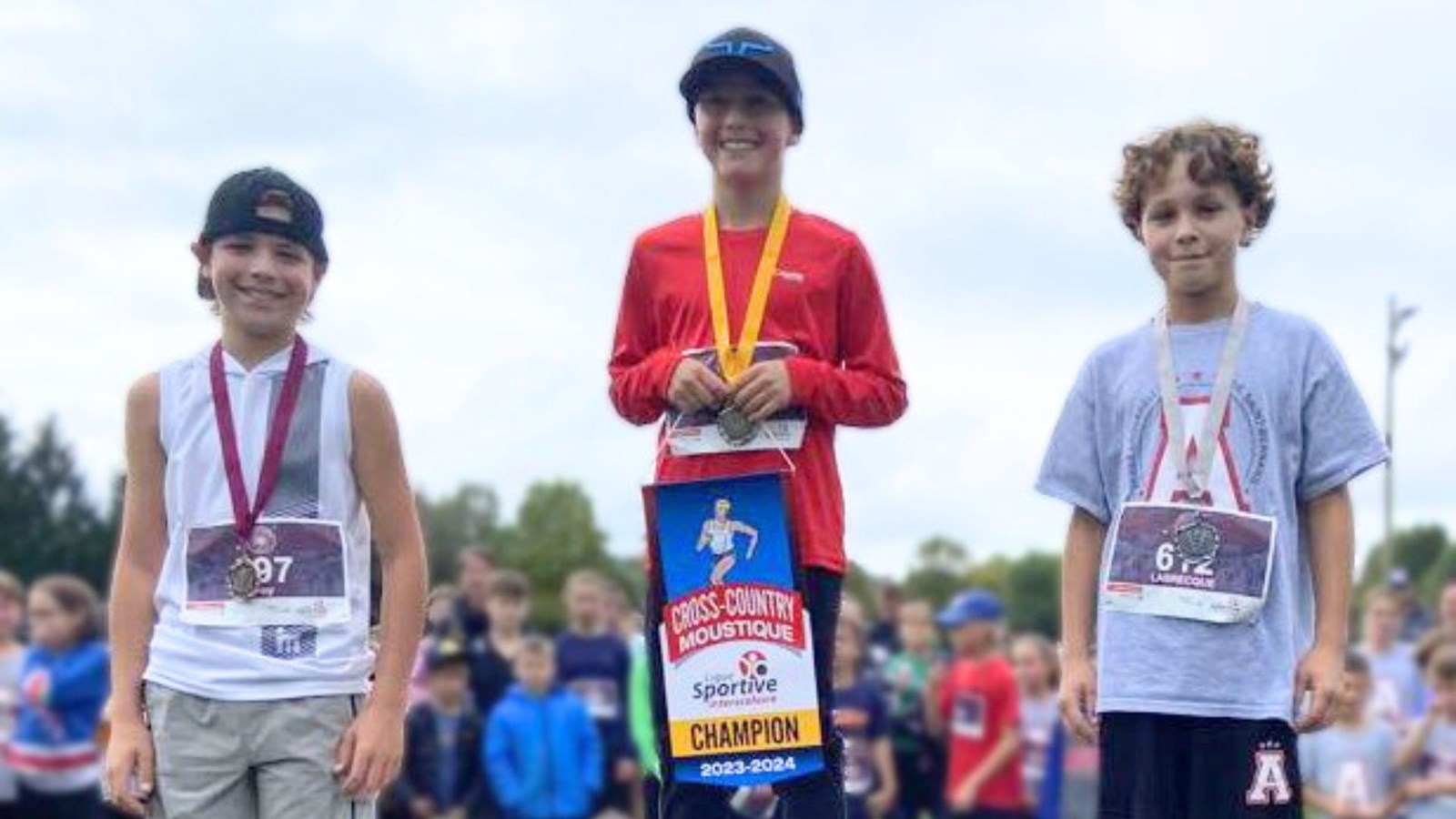Podium Moustique masculin (2 km): 1- Jordan Breton/l’Astrale, 2- Malik Labrecque/L’Aquarelle de Saint-Bernard, et 3- Antoine Roy/La Découverte.