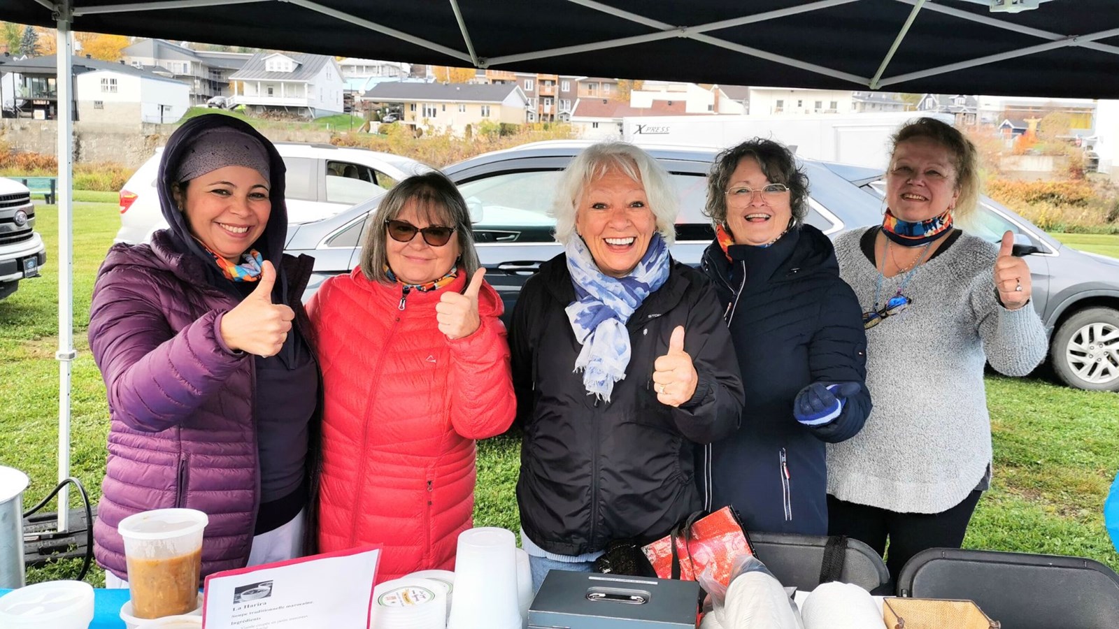 Les Fermières de Beauceville ont mijoté de la bonne soupe pour réchauffer les marcheurs. De gauche à droite, Boutaina Lakrim, Line Vachon, Aline Fortin, Linda Mathieu et Hélène Bérubé.