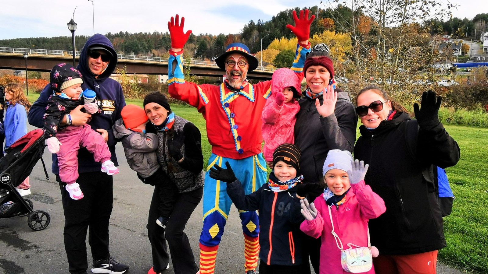 Les Fous du roi, des clowns venus expressément du Saguenay—Lac-Saint-Jean pour l'occasion, ont tenu des prestations de cirque tout au long du trajet.