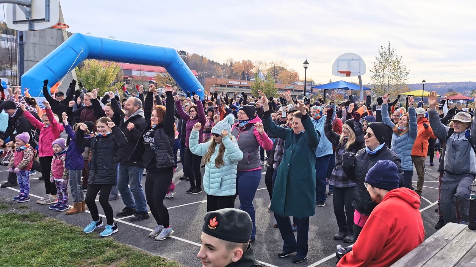 Des exercices de réchauffement avant de se lancer sur le parcours.