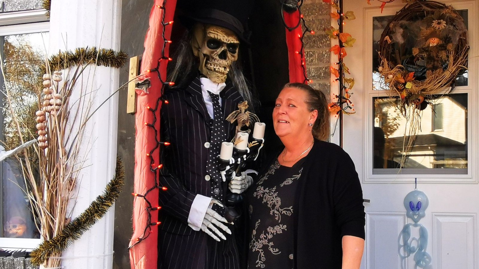 Nancy Vachon appelle ce squelette en cercueil son amant d'Halloween.