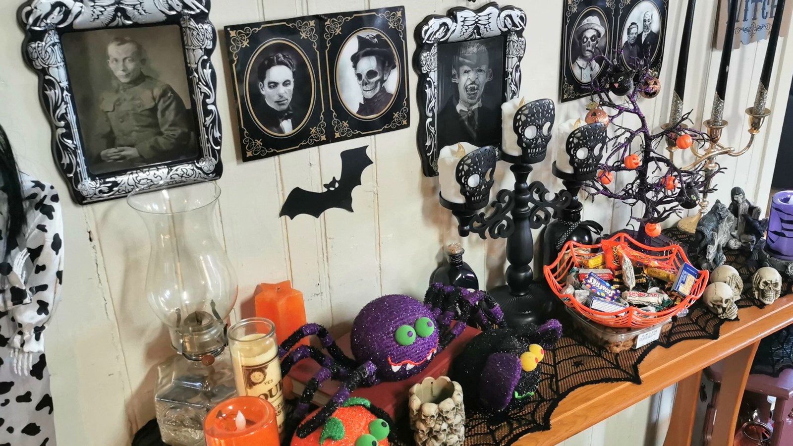 Même l'intérieur de la maison compte une multitudes de décorations.