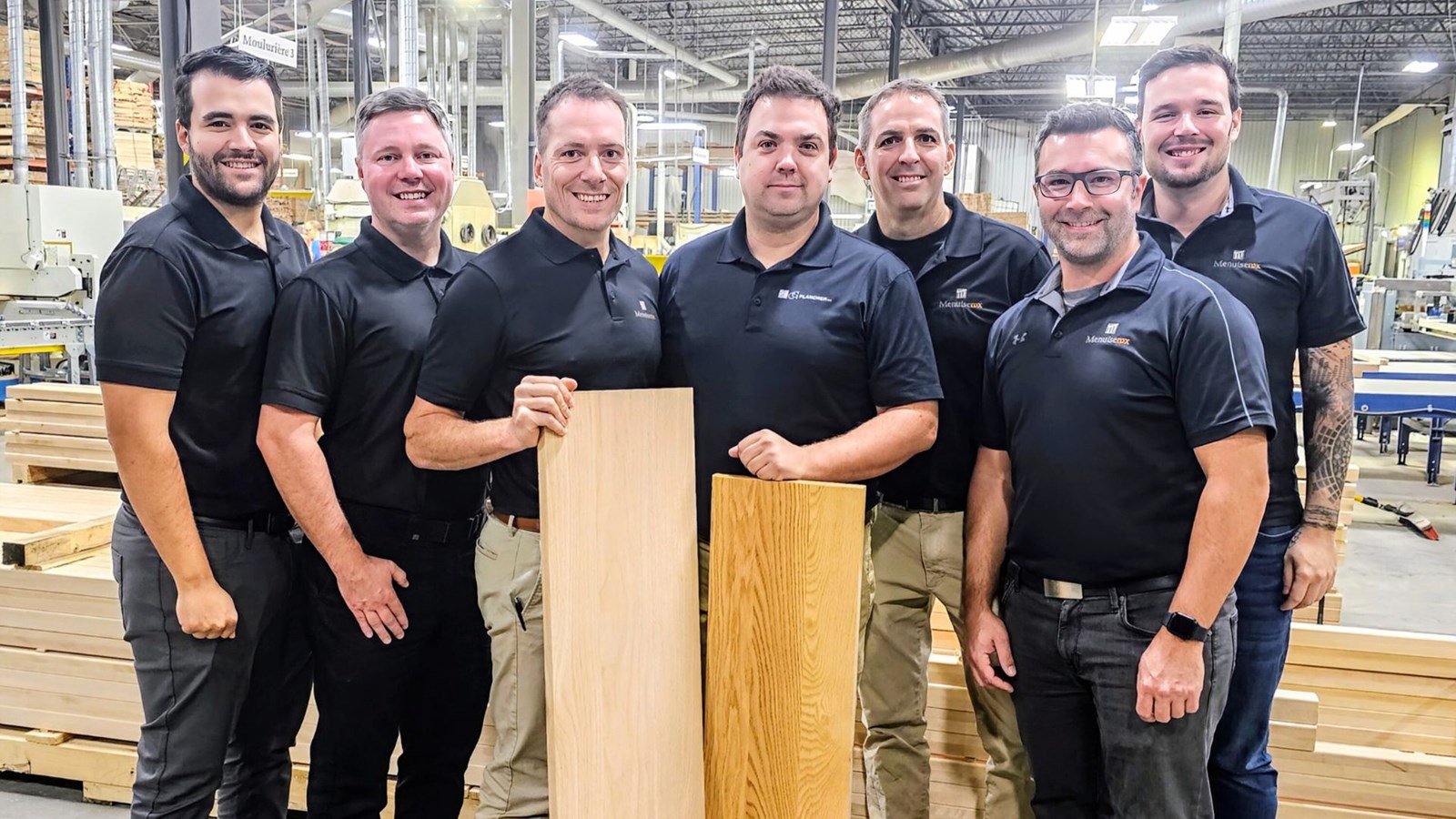 De gauche à droite, Pierre-William Caron, directeur technologie et innovation, Pierre-Luc Gilbert, directeur de la production, Pierre-Luc Thomassin, président de Menuiserox, Bastien Therrien, directeur de CG Hardwood Molding, Jacquot Veilleux, directeur général chez Menuiserox, Guillaume Boucher, directeur des ventes et achats, et Sébastien Gilbert, directeur de l'administration et des finances.