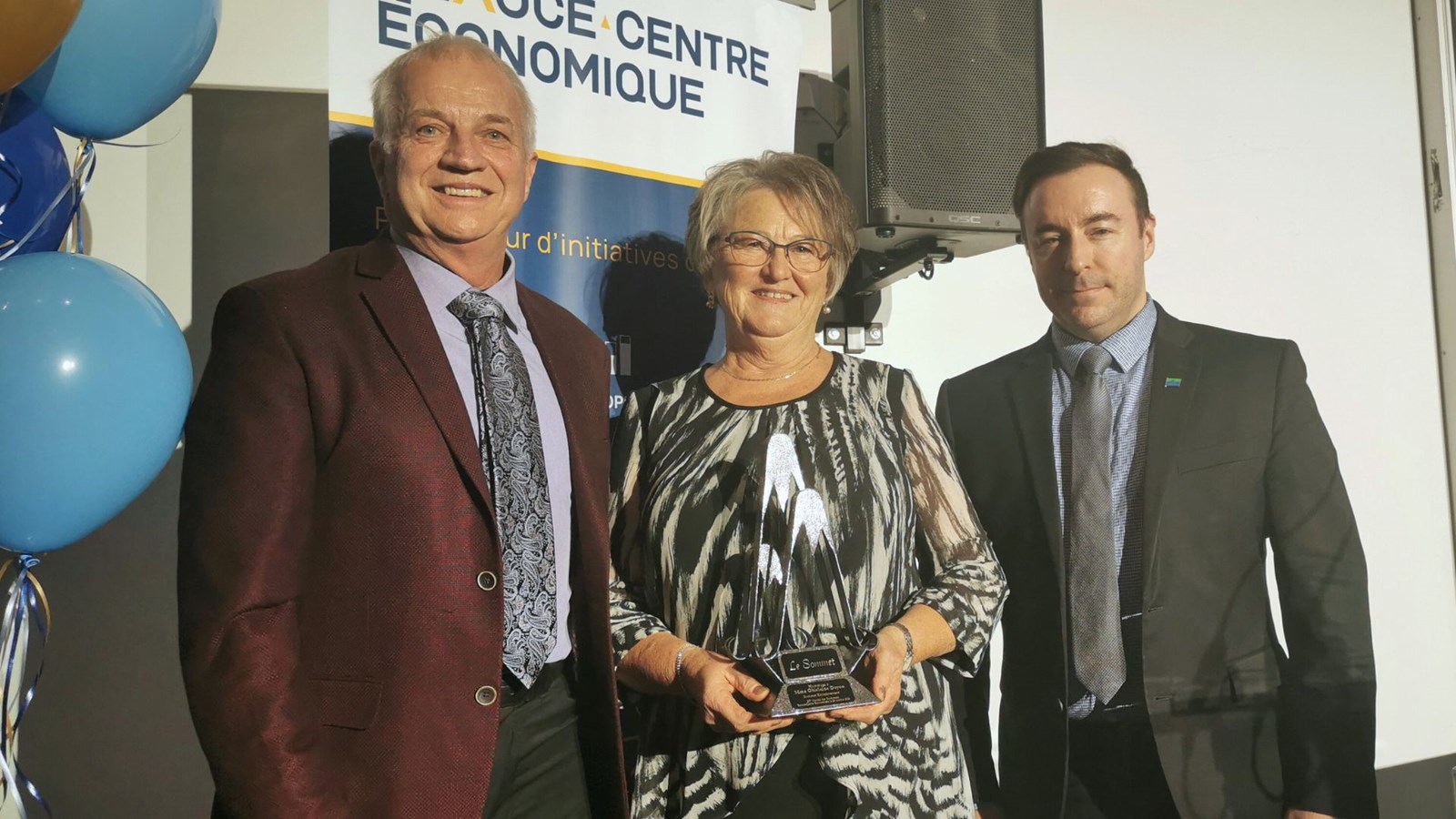 Le Sommet Enracinement a été décerné à Ghislaine Doyon, de Saint-Jules. C'est le préfet de la MRC Beauce-Centre, Jonathan V. Bolduc, et le maire de Saint-Jules, Sylvain Cloutier, qui lui ont remis le trophée.