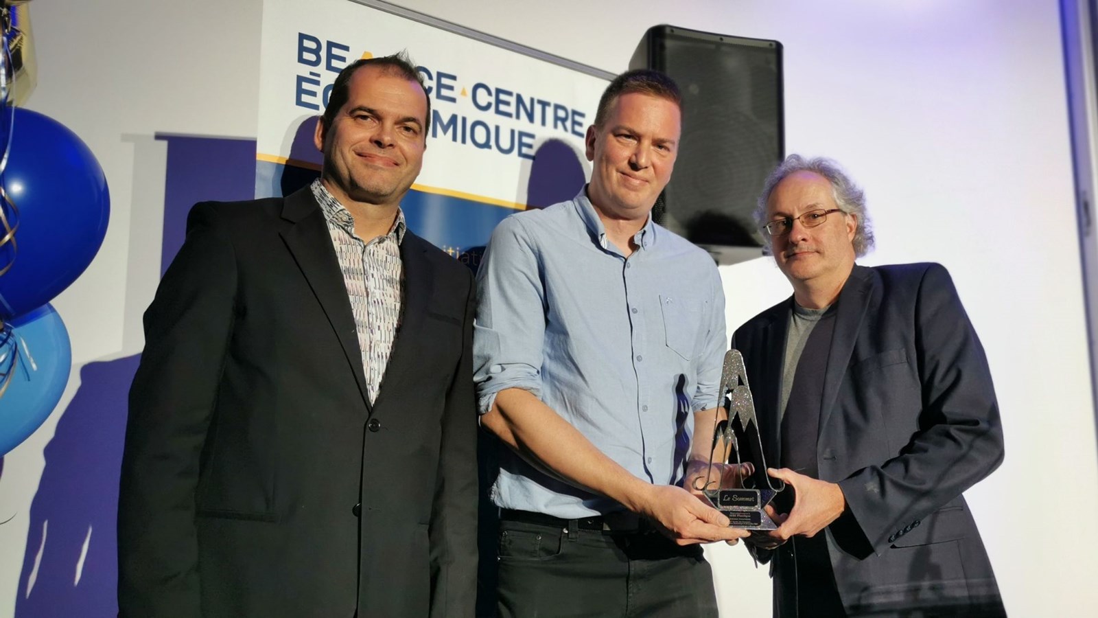 Le Sommet Innovation est allé à MBI Plastique, de Saint-Joseph-de-Beauce, représenté ici par Louis-Alexandre Jacques et Éric Veilleux. C'est Éric Brousseau, de Raymond Chabot Grant Thornton, qui a effectué la remise.
