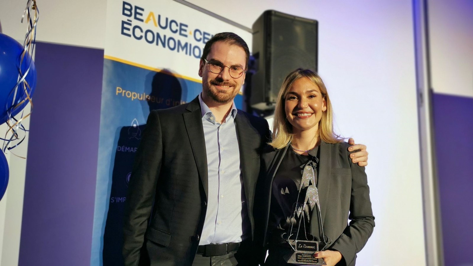 La Beaucevilloise Andréanne Caron est la Jeune personnalité d’affaires de l'année. Son prix lui a été remis par son frère, Jean-Simon Caron, de la Financière Banque Nationale – Groupe financier Alain D’Anjou Lessard.