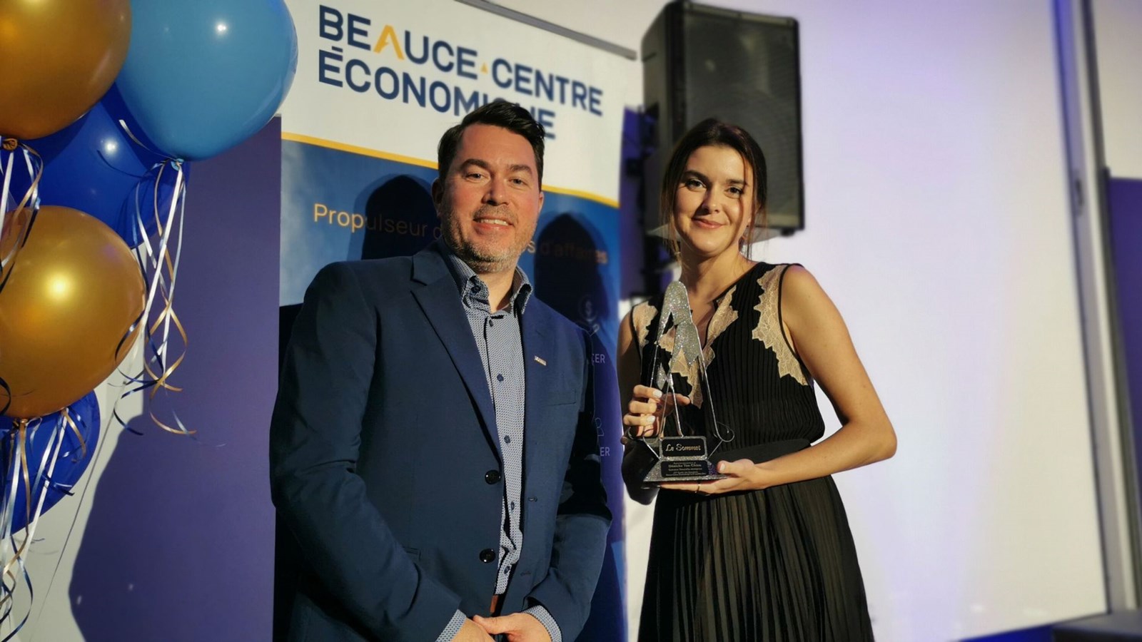 Le Victoroise Elisabeth Turcotte a décroché le Sommet Nouvelle Enteprise, remis ici par Alexandre Pelletier d'Hydro-Québec.
