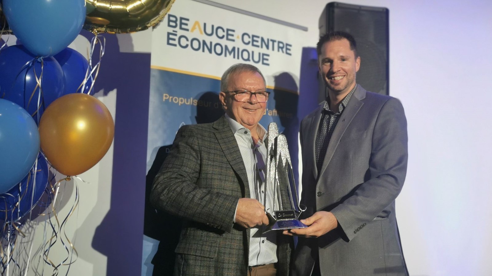 Le président de l’entreprise Multi Brosses, de Saint-Jules, Marcel Paré, était le conférencier invité de la soirée. Un trophée Sommet pour le remercier de la livraison de sa conférence lui a été remis par Jérôme Gilbert, de Promutuel.