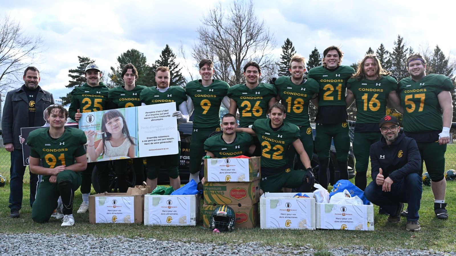 L’équipe a montré son engagement envers la communauté en amassant plusieurs boîtes de denrées non-périssables pour Moisson Beauce. 