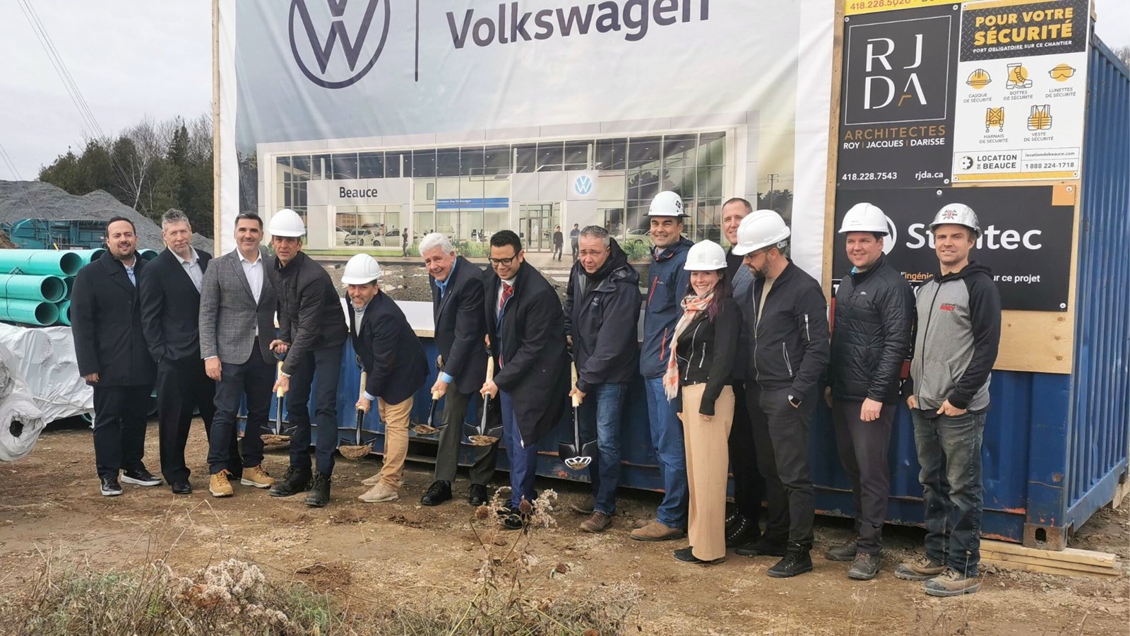 De gauche à droite, Jeff Mourat, Bryan Lebrun et Patrick Houde, de Volkswagen Canada, Billy Poulin et Bernard Bolduc, copropriétaires de Vallée Auto, le conseiller municipal, Tom Redmond, le député de Beauce-Sud, Samuel Poulin, Eric Maheux, copropriétaire de Vallée Auto, Louis-David Poirier, des Constructions Binet, Carl Benoit, de Volkswagen Canada, Mylène Veilleux et Jean-François Darisse, de RJDA Architectes, Jean-François Poirier, de la firme Stantec, et Alex Plante de Constructions Binet.
