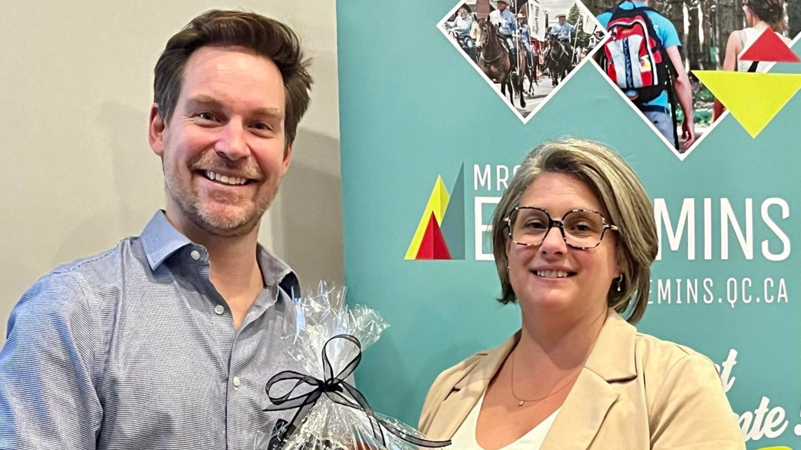 Marie-Claude Paradis, agente en développement rural et culturel à la MRC des Etchemins, a remis un cadeau d'appréciation à l'historien et conférencier, Laurent Turcot.
