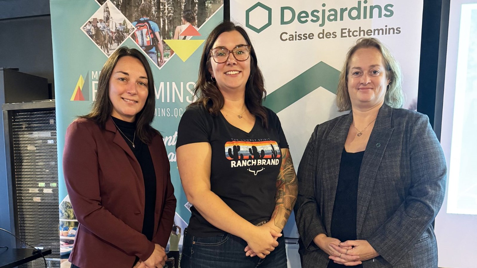 Marie-Josée Fontaine, directrice générale adjointe à la MRC; Marie-Christine Audet, propriétaire de Chaussure Orthèse Audet et Guylaine Jacques, Directrice Services aux membres chez Desjardins.