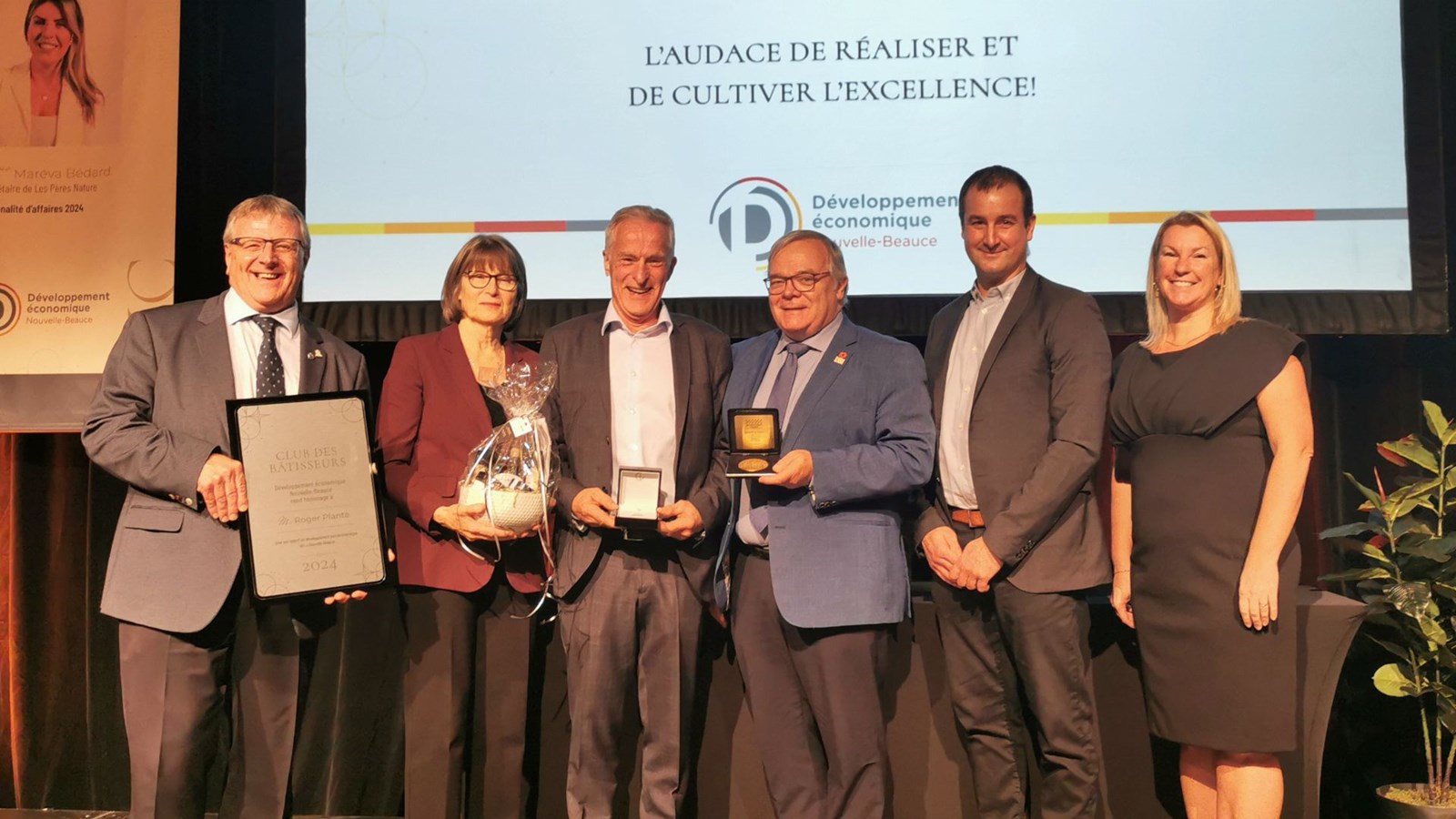 Roger Plante, a été intronisé au sein du Club des Bâtisseurs de La Nouvelle-Beauce. On l'aperçoit au centre en compagnie, de gauche à droite, du préfet de la MRC de La Nouvelle-Beauce, Gaétan Vachon, son épouse, Ginette Deblois, le député de Beauce-Nord, Luc Provençal, le président du DENB, Frédérick Marcoux, et la directrice générale de l'organisme, Marlène Bisson.