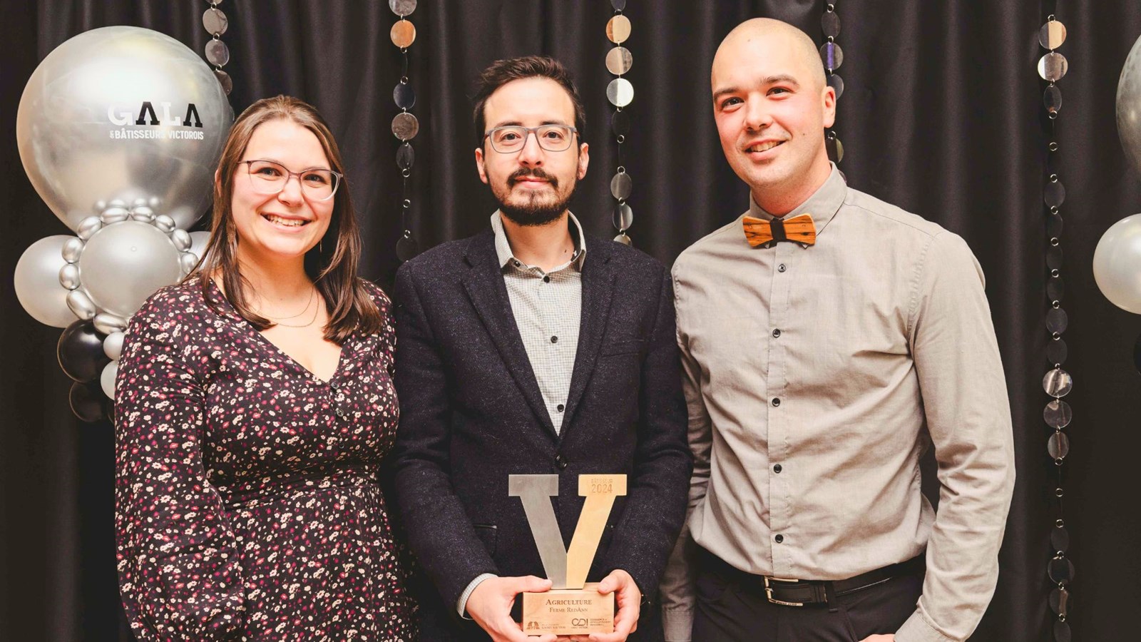 Les copropriétaires de la Ferme RedAnn, Annabelle Fleury et Frédéric Bolduc, ont reçu le - Bâtisseur Agriculture. Prix remis par Eric Bélanger, conseiller municipal.