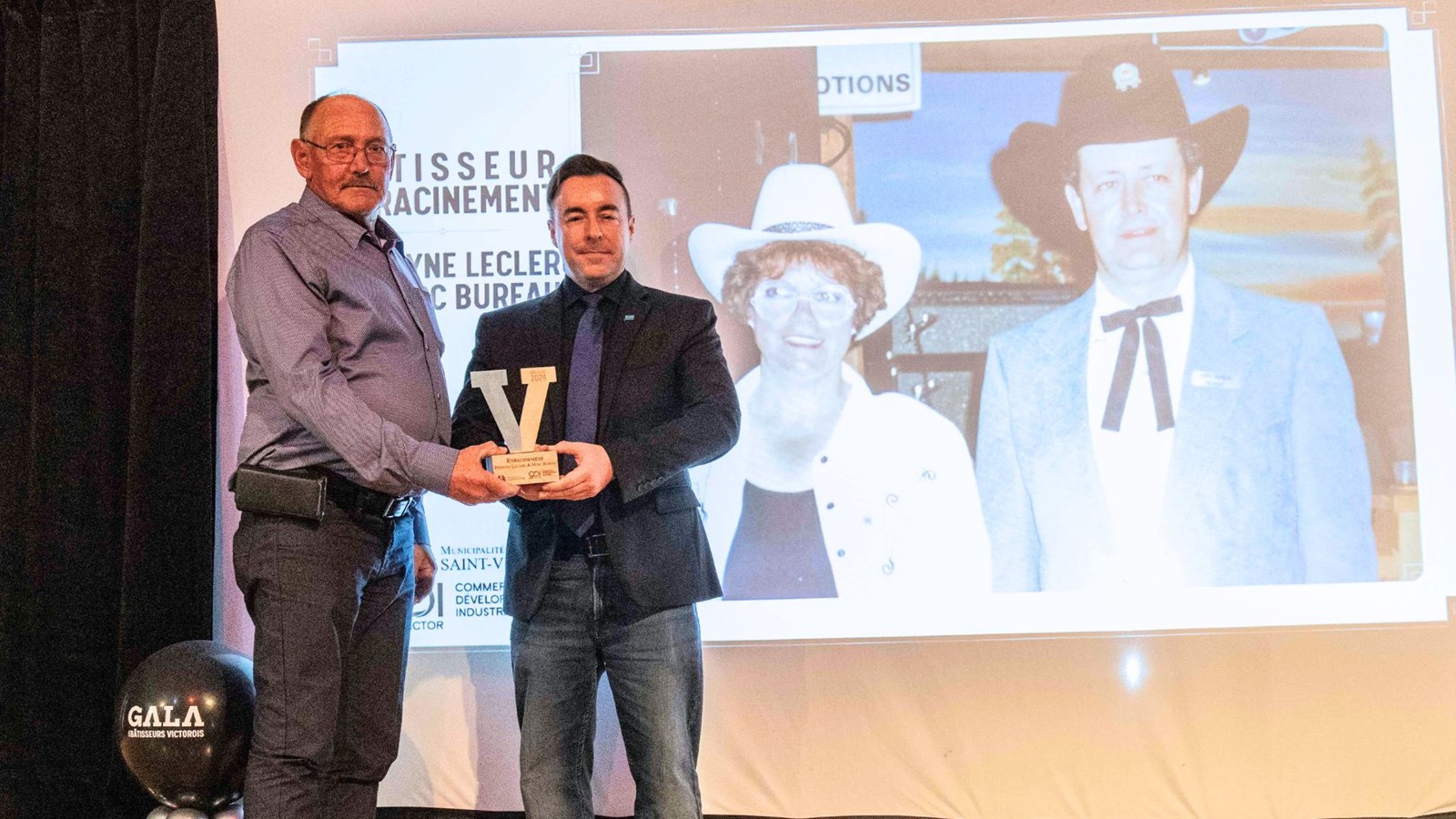 Le Bâtisseur Enracinement a été décerné au couple Jocelyne Leclerc et Marc Bureau pour l’ensemble de leur carrière. Prix remis par le maire, Jonathan V. Bolduc.