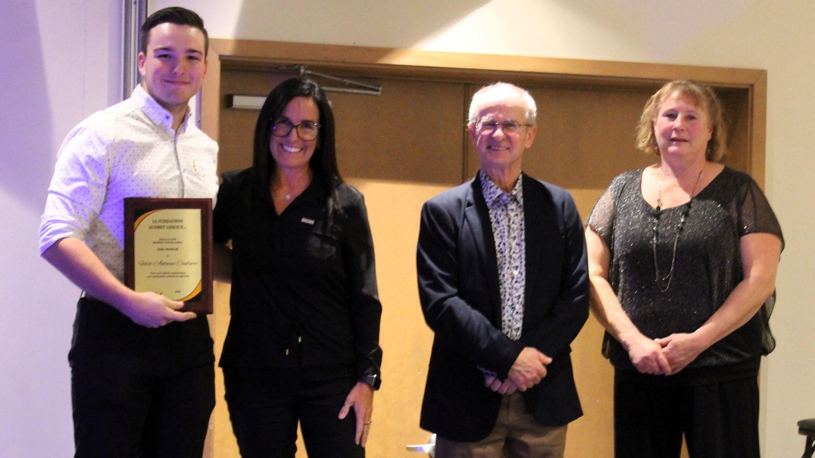 Félix-Antoine Couture reçoit la bourse d'excellence «Agri-Marché», remise par Geneviève Gauthier, Germain Lehoux et Claire Ouellet.