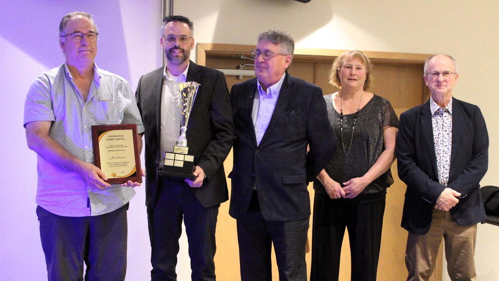 Joel Boutin reçoit le prix «Coup de cœur—Bernard Breton», des mains du récipiendaire de l'an dernier, Jonathan Lehoux, accompagné de Raymond Breton, Germain Lehoux et Claire Ouellet.