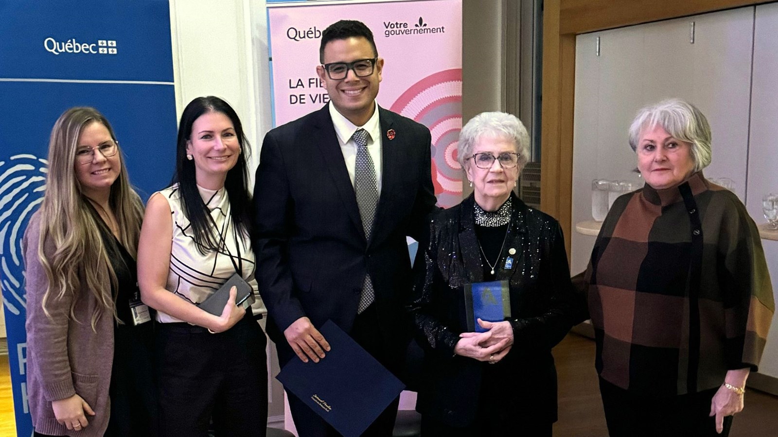 On aperçoit au centre de la photo Olivette Veilleux, récipiendaire du «Prix Hommage Aînés» pour la région de Chaudière-Appalaches, entourée, de gauche à droite, de Chloé Poulin et Peggy Poulin, de la résidence du Manoir du Quartier, Samuel Poulin, député de Beauce-Sud, et Nicole Champagne, présidente de la Table de concertation des aînés de Chaudière-Appalaches.