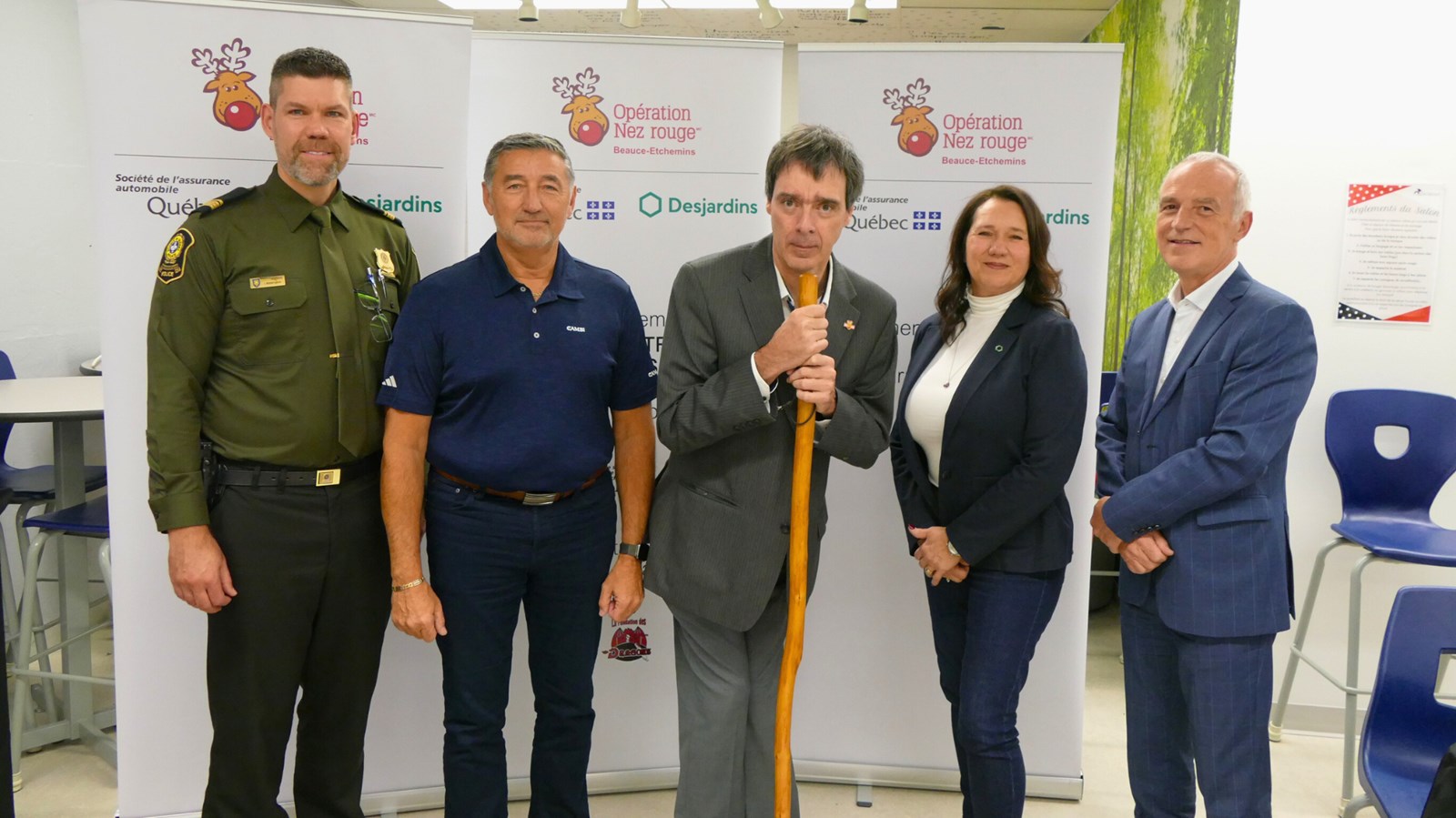 De gauche à droite : Alexandre Perreault, capitaine du Centre de services de la Sûreté du Québec à Saint-Georges, Daniel Desmarais, vice-président du conseil d'administration de CAMBI, Steeve Labbé, coordinateur Opération Nez Rouge Beauce-Etchemins, Chantal Rancourt, Présidente
Directrice générale en entreprise de la Caisse Desjardins Sud de la Chaudière et Fabien Giguère, directeur du Centre de services scolaires de la Beauce-Etchemin