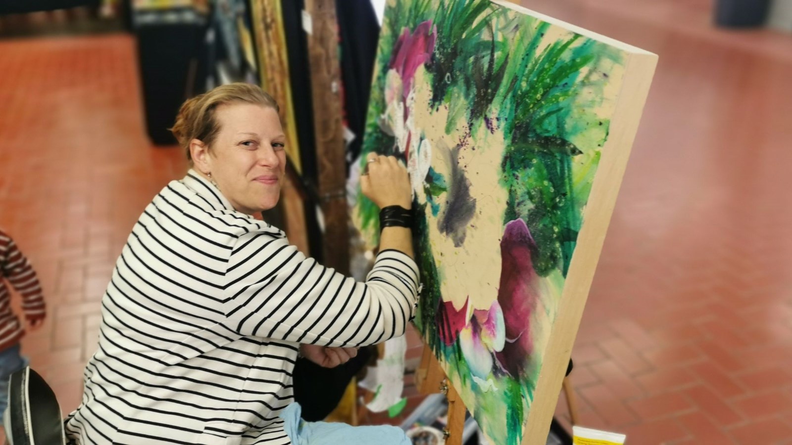 L'artiste-peintre Julie Duplantie se spécialise dans l'incrustation de dessins d'insectes avec des éléments recyclés.