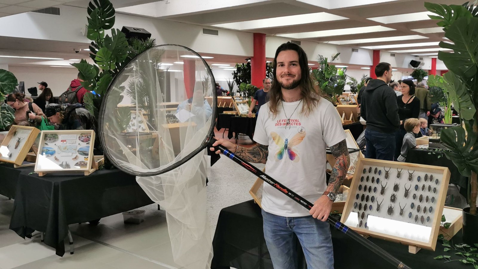 C'est Pierre-Olivier Ouellet qui a créé cet insectarium mobile qui comprend plus de 350 cadres et présentoirs contenant des milliers d'insectes.