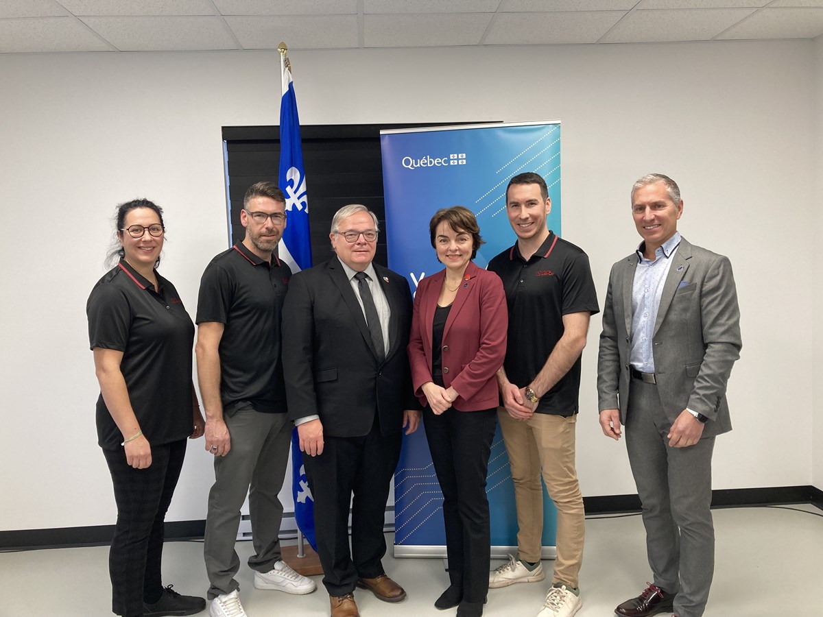 Laurie Labrecque, secrétaire et co-propriétaire, Mathieu Couture, vice-président, Luc Provençal, Christine Fréchette, Pierre-Luc Couture, président et Maxime Dionne, directeur régional de Chaudière-Appalaches, Investissement Québec