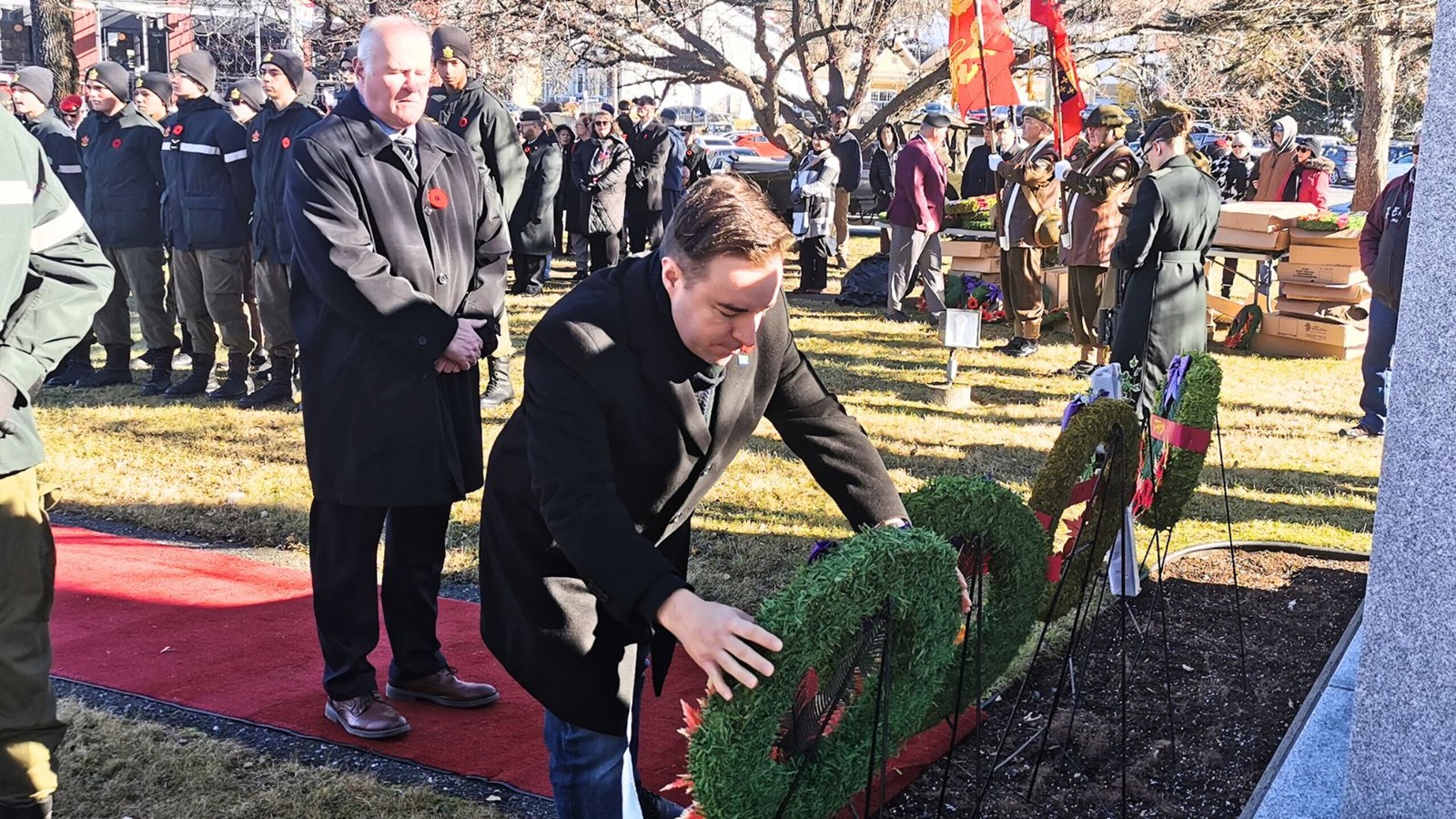 Dépôt d'une couronne par le préfet de la MRC de Beauce-Centre, Jonathan V. Bolduc, en compagnie du maire de Beauceville, François Veilleux.