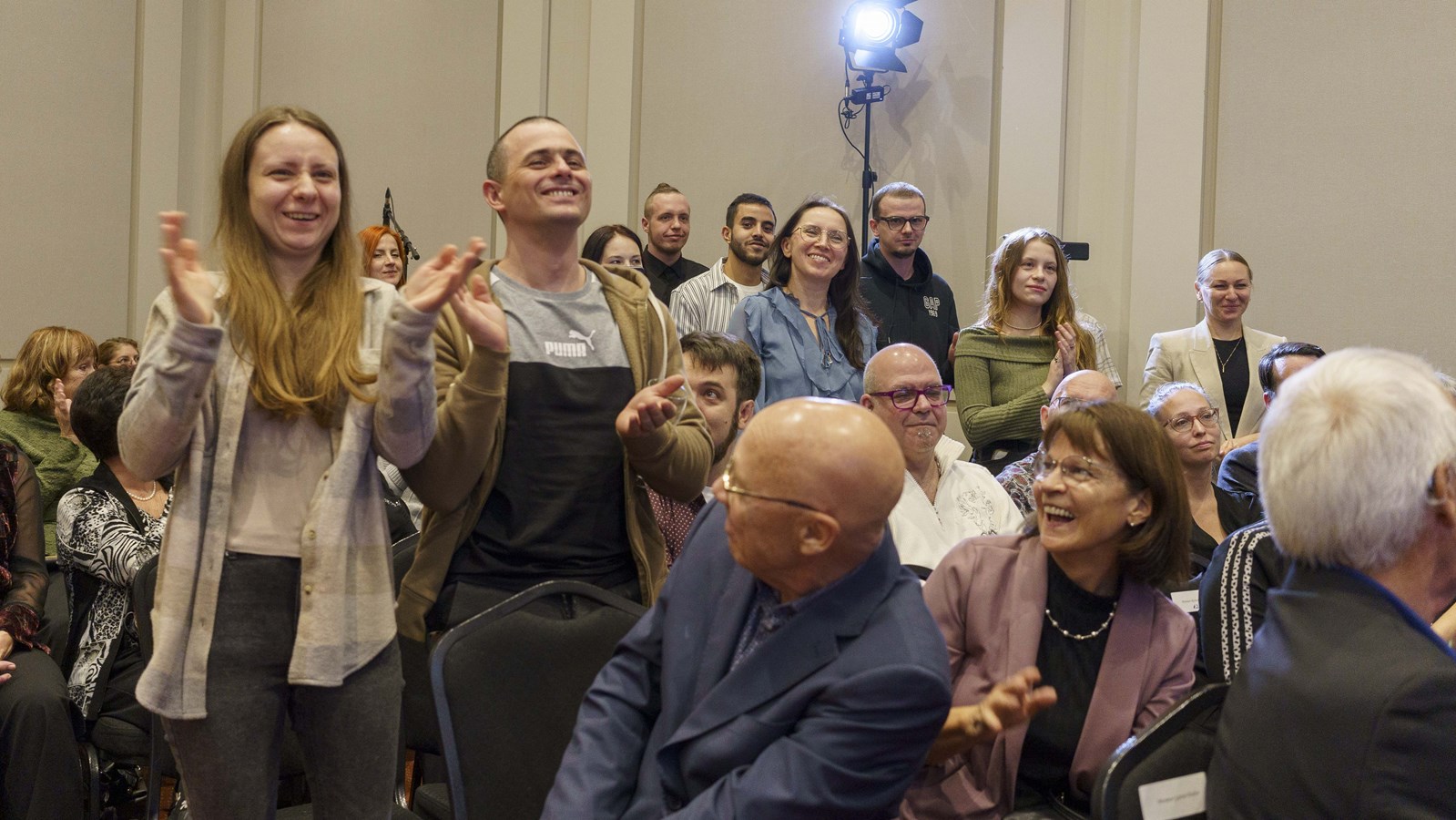 Des Ukrainiens applaudissent le maire Claude Morin après ses quelques mots dans leur langue natale