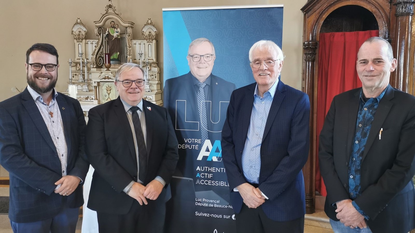 De gauche à droite, le vice-président de la fabrique de la Paroisse Sainte-Famille-de-Beauce, Marc-Antoine Parent, le député de Beauce-Nord, Luc Provençal, le trésorier du Comité de financement de restauration du presbytère, Claude Cliche, et le maire de Saint-Joseph-de-Beauce, Serge Vachon.
