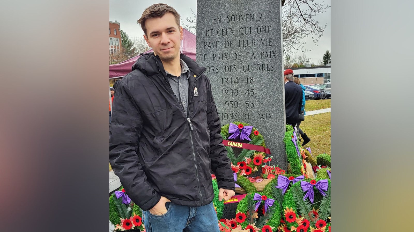 Zachary a déposé une couronne en hommage aux anciens combattants.