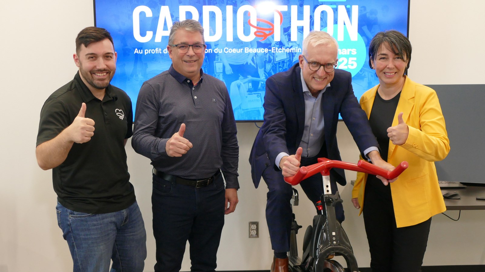 De gauche à droite : Raphaël Giroux, coordinateur aux événements à la Fondation du coeur, Marcel Létourneau, vice-président de la Fondation, Jean-Stéphane Bourque, PDG d’Ébénisterie Chambois et Chantal Quirion, directrice générale de la Fondation et du Pavillon