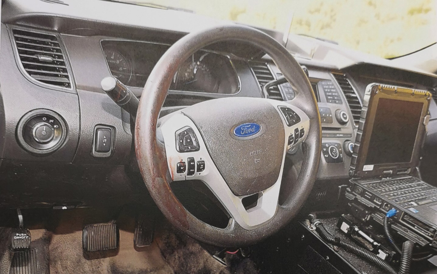 L'intérieur de la voiture de l'agente Catherine Giroux