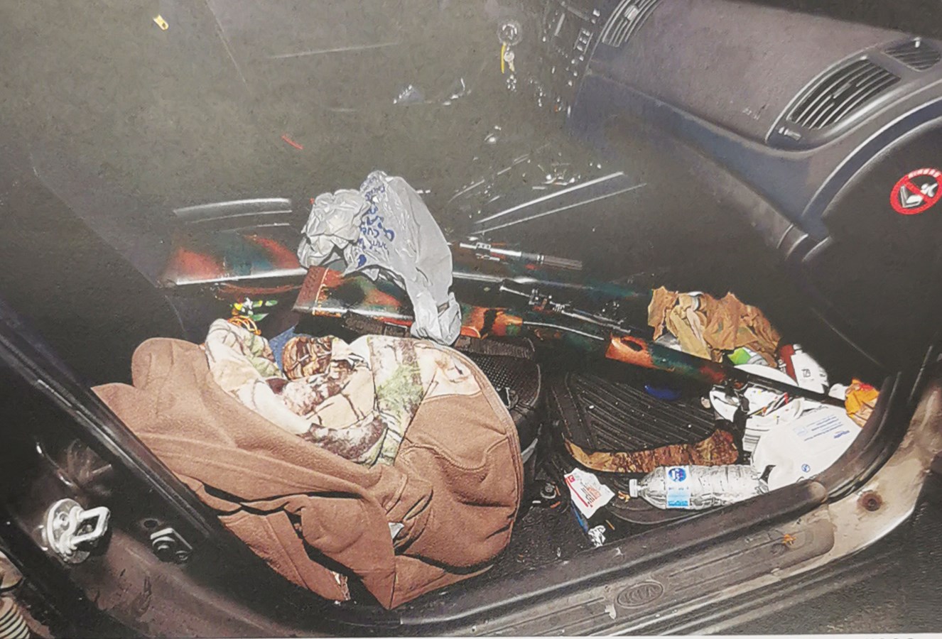 Le côté passager de la voiture de Marco Rodrigue avec les deux armes