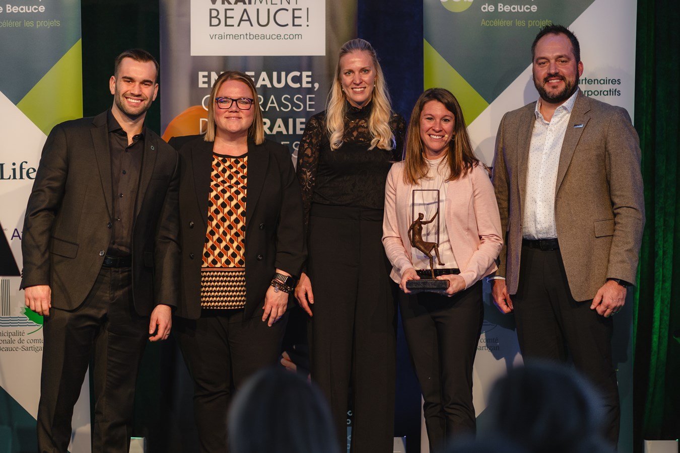De gauche à droite : Mikaël Bergeron (Desjardins Entreprises Beauce-Appalaches-Etchemins), partenaire de prestige, Peggy Duquet (Métal Duquet et Atelier du chef), présidente du CEB, Roxanne Marois (BMO), présidente du comité organisateur du souper, Bianca Dupuis (Abritek), conférencière du souper et Éric Lavoie (EMBLM), partenaire de prestige