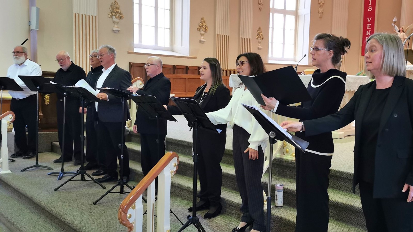 Parmi les membres de la formation, qui viennent de Beauceville et de Saint-Georges, certains comptent plus de cinquante ans de chant choral.