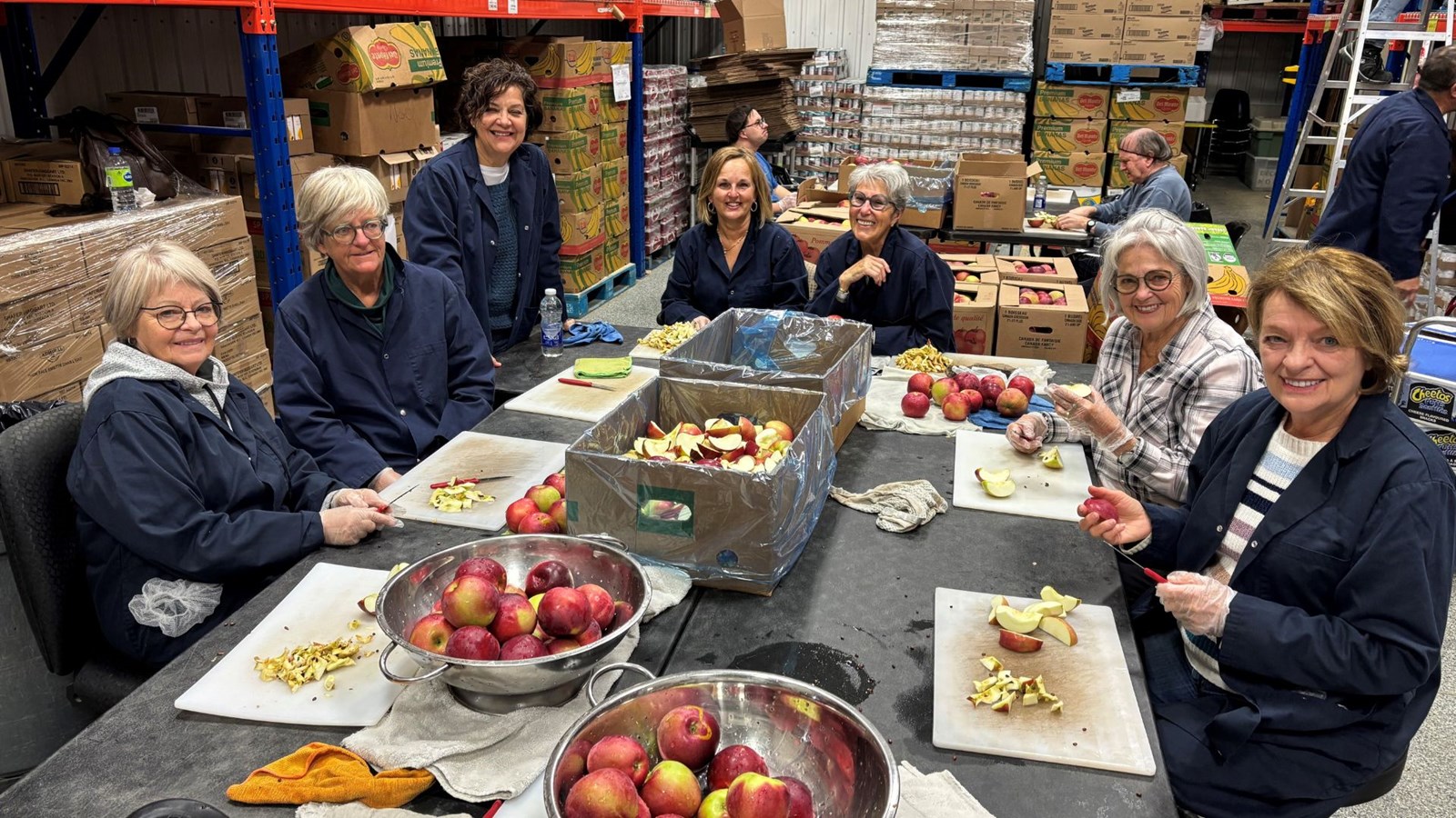 Comme ces femmes bénévoles de Beauceville qui prêtent régulièrement main forte à la banque alimentaire Moisson Beauce, la population est invitée à soutenir l'organisme dans le cadre de la Guignolée des médias, qui se déroule jusqu'au 31 décembre.