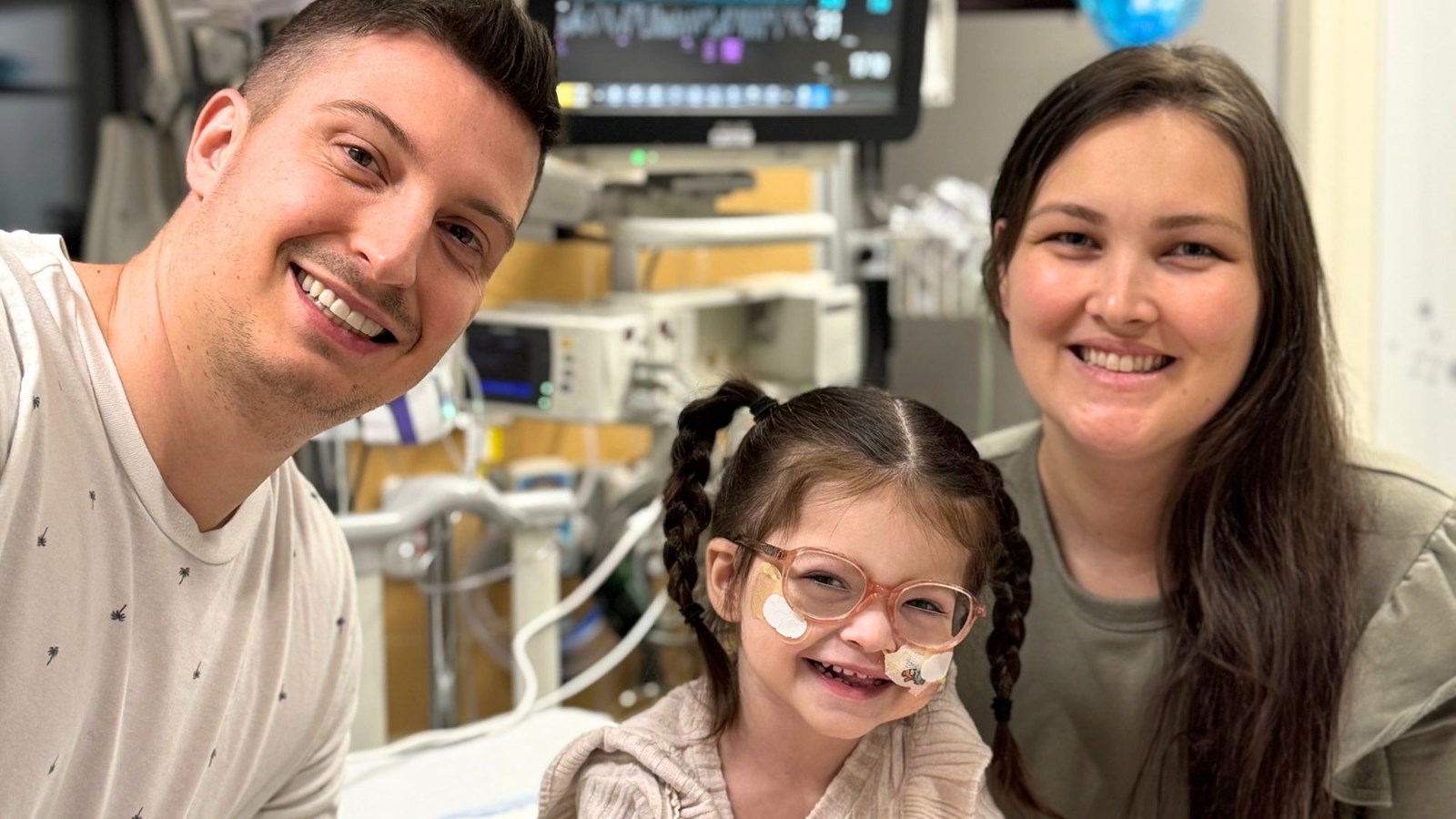 Victoria, deux ans et demi, en compagnie de ses parents, Alexandre Lécuyer et Bianca Bélanger.