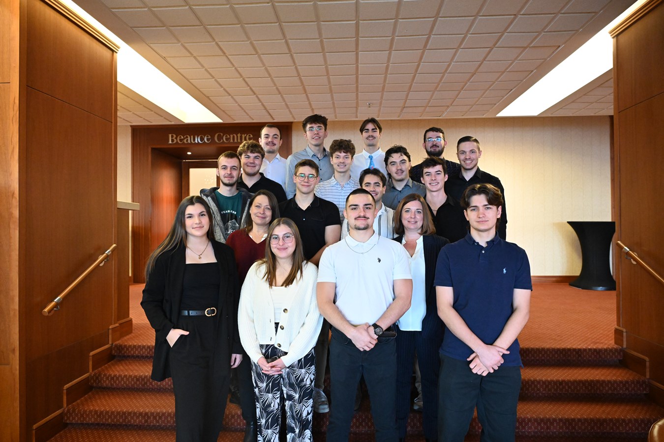 Nancy Lagueux, enseignante au Cégep Beauce-Appalaches et Sandy Bougie, directrice générale de l’entreprise Altrum, entourée des étudiant·e·s de troisième année en Techniques de comptabilité et de gestion du Cégep Beauce-Appalaches
