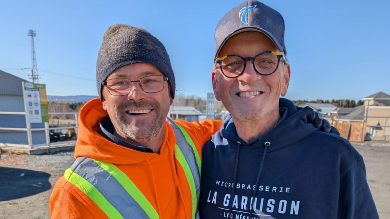 À gauche, Stéphane Lessard, préposé au site de dépôt, en compagnie de Jean-François Routhier, un des 6 200 visiteurs qui ont utilisé le site au cours de l'année 2024.