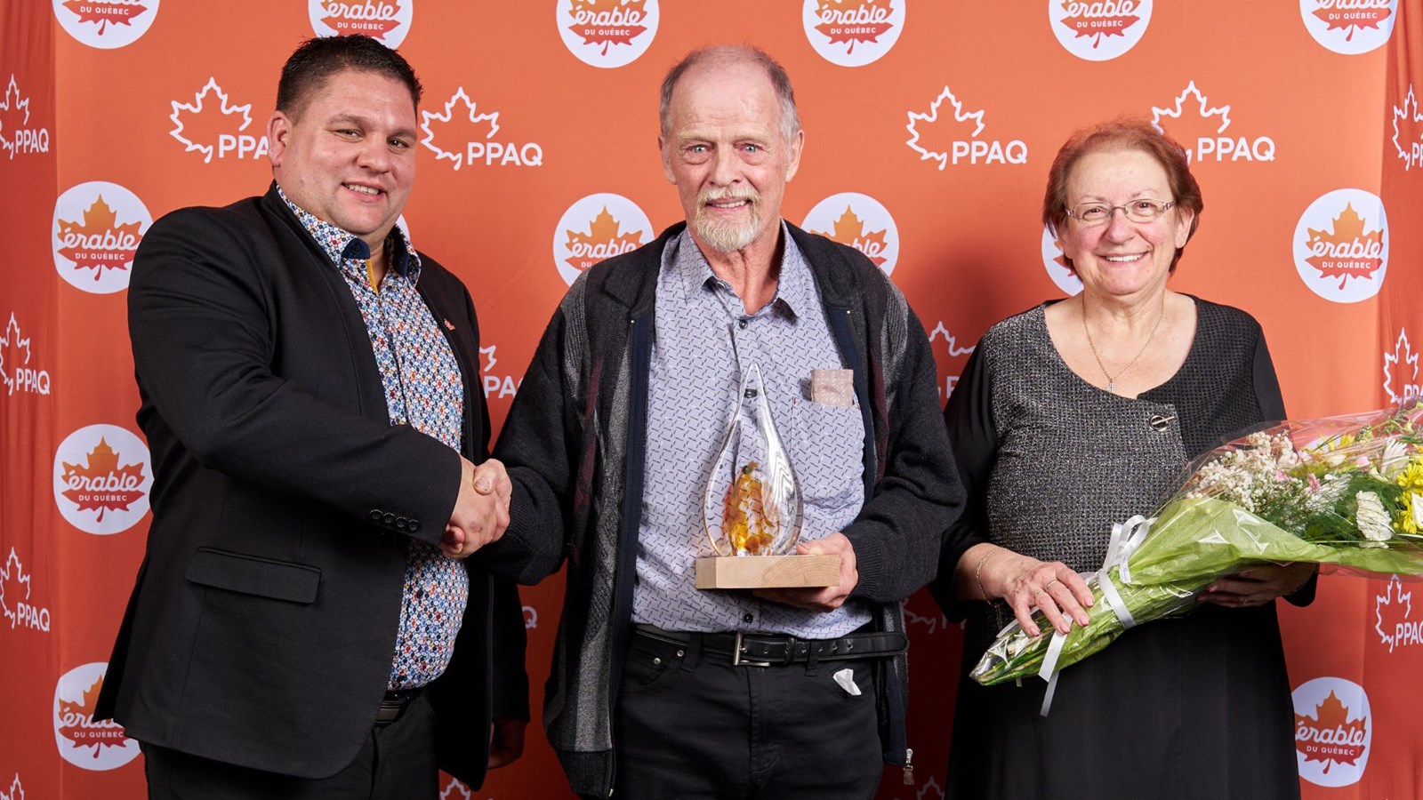 Lors du gala du 20 novembre dernier, c'est le président des PPAQ de la Beauce, Francis Roy, qui a remis en mains propres le prix à Marcel Larochelle, ce dernier accompagné de son épouse, Lise Poulin, qui a assisté à la cérémonie.