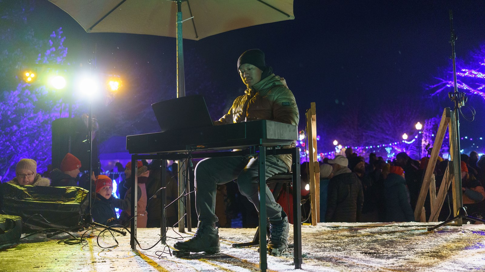 Nathan Loignon joue pour l'illumination du sentier féérique de Saint-Georges